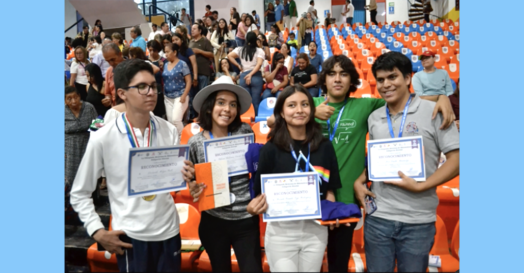 114 jóvenes premiados en la OEMEB reciben libros publicados por el Instituto de Matemáticas de la UNAM