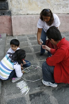 Toda la familia construyendo un domo geodésico.