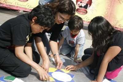 Toda la familia en el mosaico de Penrose.