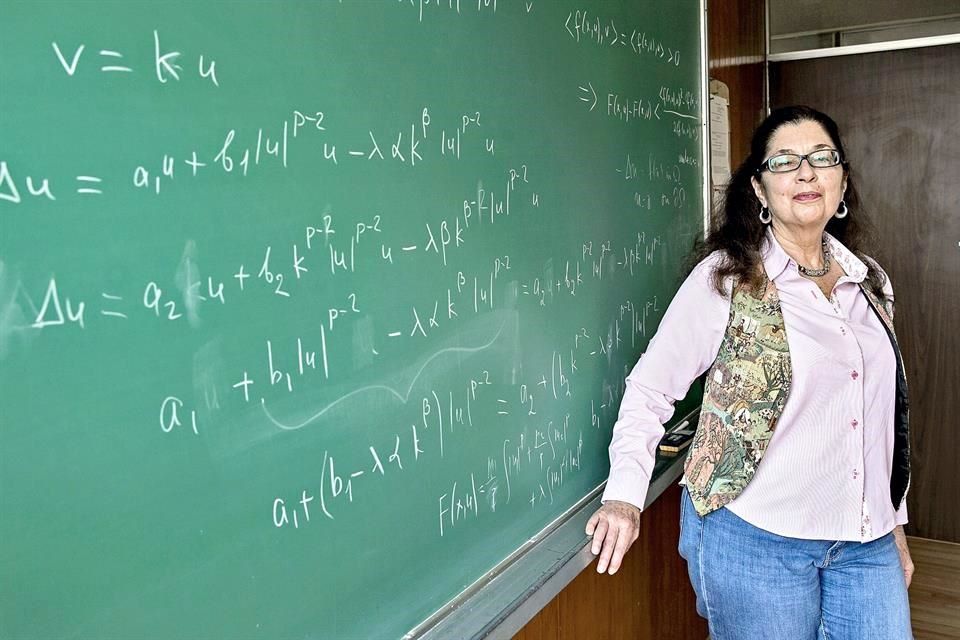 Poeta de las matemáticas: Mónica Clapp, entrevista en Reforma