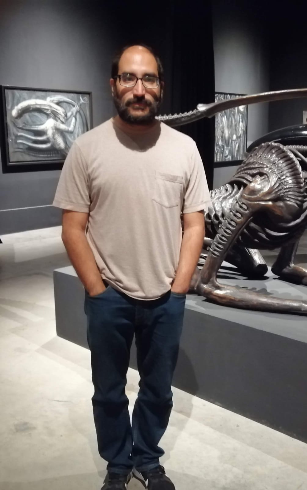 Yo, en una exposición de Giger